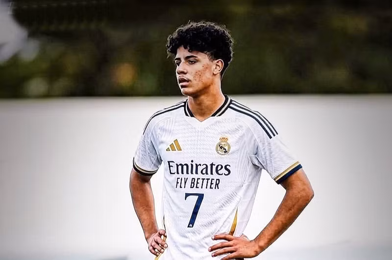 Nếu được ký hợp đồng với đội trẻ của Real Madrid, đây sẽ là bước ngoặt đáng chú ý trong hành trình phát triển sự nghiệp thi đấu của con trai cả nhà Ronaldo. 657485891-1347198264101037-9012125840137842070-n.jpg
