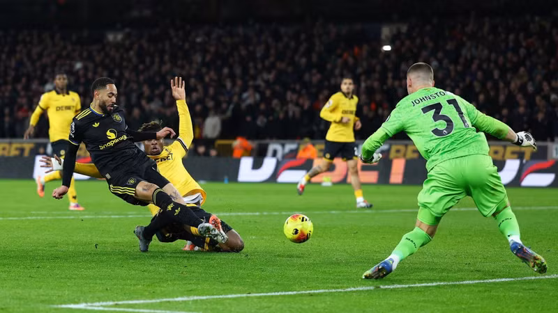 Với chuỗi 18 trận liên tiếp không thắng tại Premier League (0 thắng, 2 hòa, 16 thua), Wolves sở hữu màn khởi đầu tệ nhất trong lịch sử Ngoại hạng Anh. resources-premierleague-pulselive-com-2025-12-08t203203z-1801732927-up1elc81l1d3i-rtrmadp-3-soccer-england-wol-mun-2-49.jpg