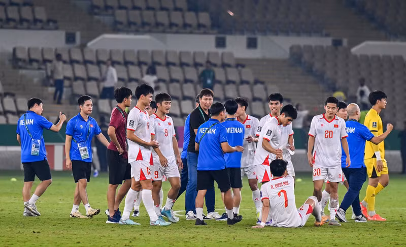 Theo điều lệ của AFC tại VCK U23 châu Á 2026, cầu thủ sẽ bị treo giò 1 trận nếu nhận đủ 2 thẻ vàng. v12-1768248281-462-width2000height1214.jpg