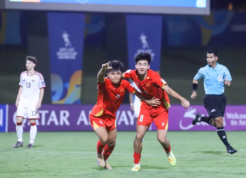 Đội tuyển U17 Việt Nam vừa gây ấn tượng mạnh khi giành chiến thắng 3-2 trước U17 UAE ở lượt cuối vòng bảng giải châu Á. Ảnh: VFF. z7823032224474-70a89bf0a15771946689caf394b0d798-1536x1113.jpg