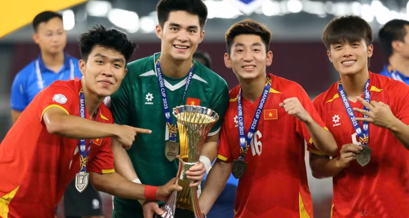 Trần Trung Kiên vừa cùng U22 Việt Nam giành Huy chương vàng môn bóng đá nam SEA Games 33. 8888888888888888-7038.png