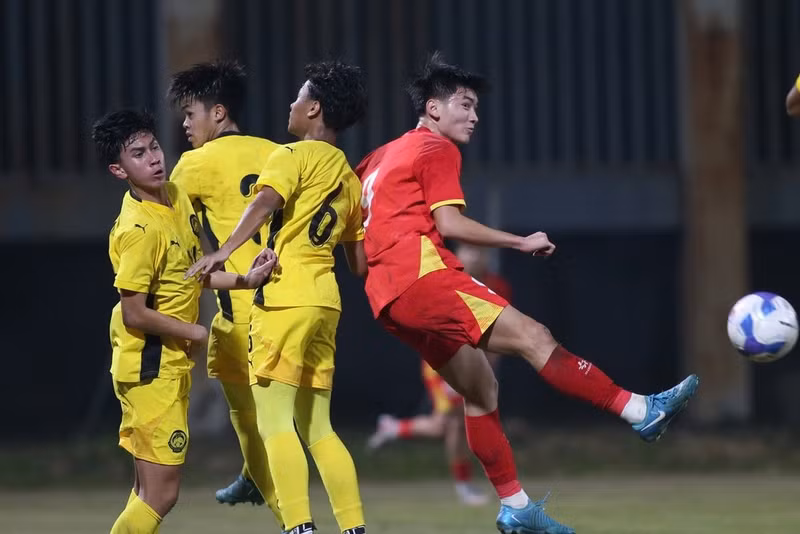 Phút thứ 80 Sỹ Bách ấn định chiến thắng 4-0 cho U17 Việt Nam với một pha làm bàn đẹp mắt. image-2-1901.jpg