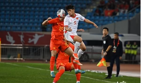 Cụ thể, 163 sử dụng dòng tiêu đề "U22 Trung Quốc thất bại 0-1 trước U22 Việt Nam, và U22 Việt Nam vẫn là 'ngọn núi' mà chúng ta chưa thể vượt qua". 8776655.png