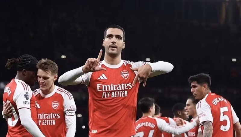 Lúc này, Arsenal đang dẫn đầu bảng xếp hạng với 33 điểm, trong khi đó, Man City xếp ở vị trí thứ hai với 31 điểm. mediavietnamplusvn-images-e0b807dc3222933b1a1cbd6f413f53498db9f842e4df9981d366e0e61772add29eafa0ed7d8cde8801fb1a2671cc972a-arsenal-041225.jpg
