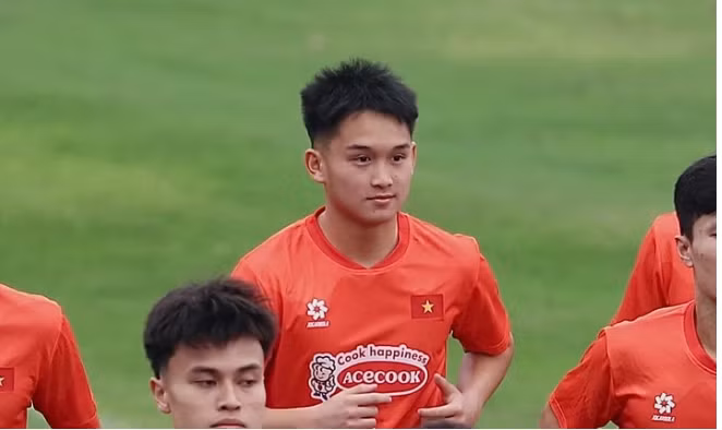 Ở giải CFA Team China hồi tháng 3 vừa qua, sao trẻ Việt kiều này ít được sử dụng và không tạo nhiều dấu ấn, dẫn đến việc vắng mặt trong danh sách dự Panda Cup 2025 và chuẩn bị cho SEA Games 33. 9887767.png