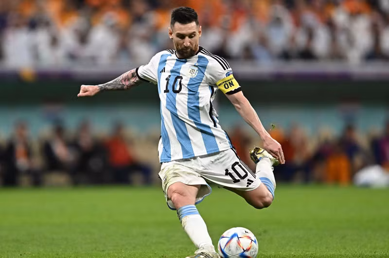 Theo Siêu máy tính Chat GPT, đội tuyển Argentina sẽ đánh bại tuyển Cape Verde với tỷ số cách biệt 3-0. messi-bao-nhieu-tuoi-hanh-trinh-moi-tai-my-va-ky-luc-qua-bong-vang-cua-messi-2023-nay-03.png
