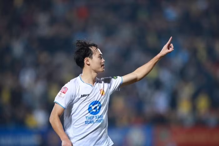 Văn Toàn cùng Thép Xanh Nam Định vô địch V-League hai mùa liên tiếp 2023/24 và 2024/25. 414721845-3870980986521471-801544650656944424-n.jpg