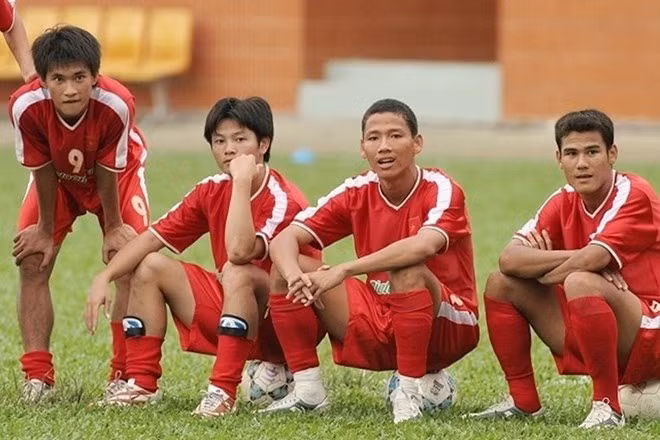 Ngoài ra, Văn Quyến còn đoạt giải Cầu thủ trẻ xuất sắc nhất: 2000, 2002. Vận động viên tiêu biểu toàn quốc 2000. Lọt Top 10 gương mặt trẻ tiêu biểu toàn quốc 2003. van-quyen.jpg