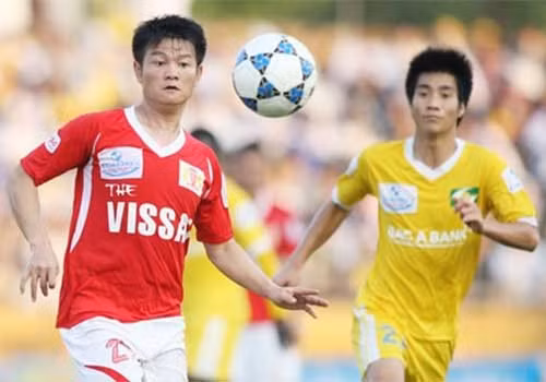 Ngoài ra, Văn Quyến cũng đoạt thêm 1 Cúp quốc gia với Sài Gòn Xuân Thành và 1 Cúp quốc gia với Xi măng The Vissai Ninh Bình. van-quyen-6-0554.jpg