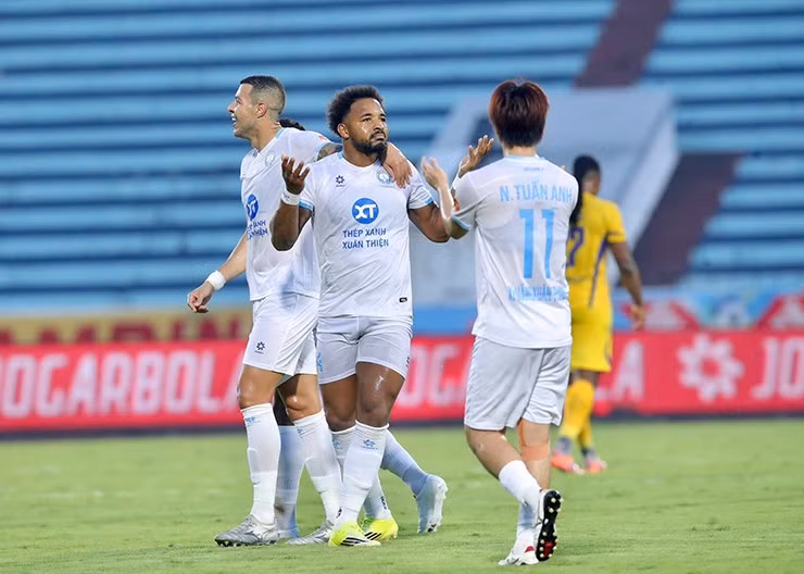 xuan-son-lap-hat-trick-sieu-dang-nam-dinh-ha-dep-slna-bang-xe-dap-chong-nguoc-xuanson1-1780244551-710-width740height528.jpg