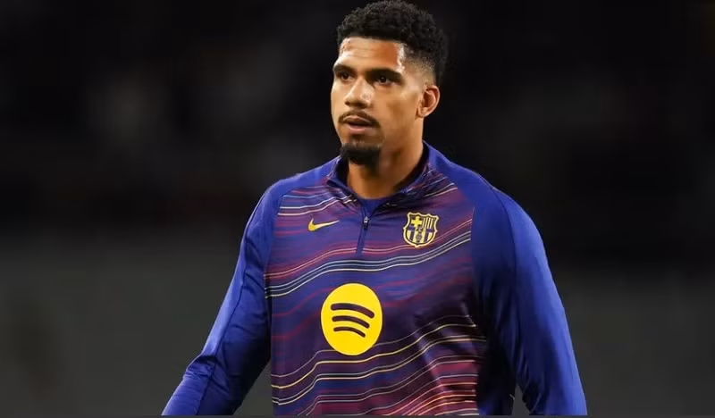 Dù thất sủng ở Barca, nhưng Araujo đang được một số CLB hàng đầu châu Âu quan tâm đặc biệt. 20251201-220003-6dc1bxv6.jpg
