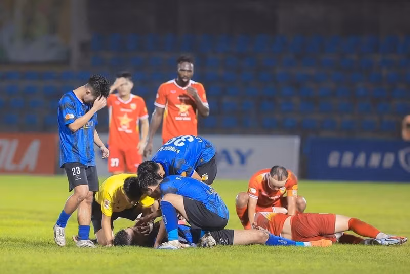 Ở trận thua 0-1 của Hoàng Anh Gia Lai trước Hà Tĩnh tại vòng 10 V-League 2025/2026, trung vệ Đinh Quang Kiệt nằm sân sau pha va chạm rất mạnh với tiền vệ Viktor Lê bên phía đội chủ nhà. dinh-quang-kiet-hagl-1838.jpg