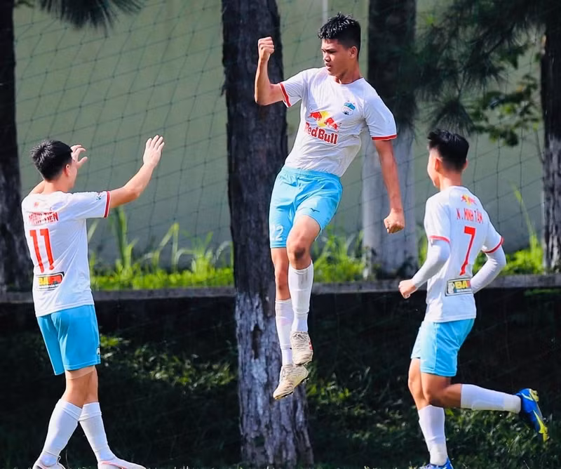 Đinh Quang Kiệt là một trung vệ trẻ của câu lạc bộ Hoàng Anh Gia Lai, nổi bật với chiều cao kỷ lục gần 2m (1,95𝑚). Ngoài trung vệ, cầu thủ này có thể thi đấu tốt ở vị trí tiền vệ trung tâm và tiền đạo. dinh-quang-kiet-7-1006.jpg