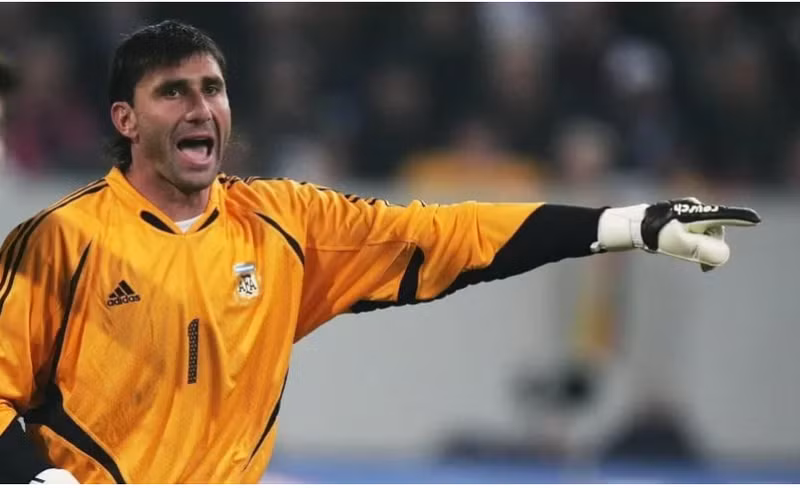 Mùa giải 2006/07, Roberto Abbondanzieri này giành danh hiệu Găng tay vàng La Liga trong màu áo Getafe và đoạt giải Thủ môn xuất sắc nhất Nam Mỹ năm 2003. image.png