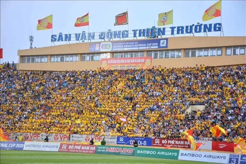 Ông Vũ Hồng Việt không quên gửi lời tri ân sâu sắc đến người hâm mộ: “Dù sân khách hay sân nhà, cổ động viên Nam Định vẫn luôn sát cánh cổ vũ cuồng nhiệt. Đây là nguồn động lực lớn để các cầu thủ thi đấu hết mình". 122854-2712-san-thien-truong-nam-dinh-1.jpg