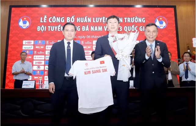 Được biết, khi mới ký hợp đồng với VFF vào tháng 5/2024, thời điểm kết thúc hợp đồng đầu tiên của HLV Kim Sang-sik là tháng 3/2026. 888888888888888.png
