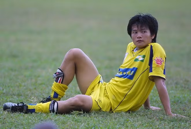 Văn Quyến chơi cho đội trẻ và đội một của Sông Lam Nghệ An giai đoạn đầu (1998–2005) và có 120 lần ra sân, ghi được 39 bàn. vanquyen-bachduong-hufy.jpg