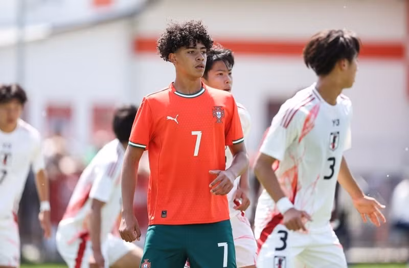 Dù sinh ra tại Mỹ, Cristiano Jr đã nhận được lần triệu tập đầu tiên lên các đội tuyển trẻ Bồ Đào Nha vào tháng 5 năm ngoái. cristiano-ronaldo-jr-wears-nike-6279-5142.jpg
