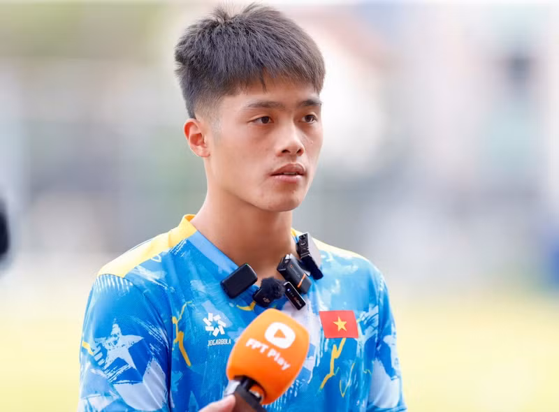 Trước buổi tập, tiền đạo Nguyễn Quốc Việt chia sẻ: “Hướng tới vòng Tứ kết, toàn đội sẽ cùng nhau xem lại băng hình, phân tích đối thủ và lắng nghe những phương án mà BHL đưa ra để có sự chuẩn bị tốt nhất. z7292182025478-006e65cb3d11b8a869ebd209e2b5220c-1536x1132.jpg