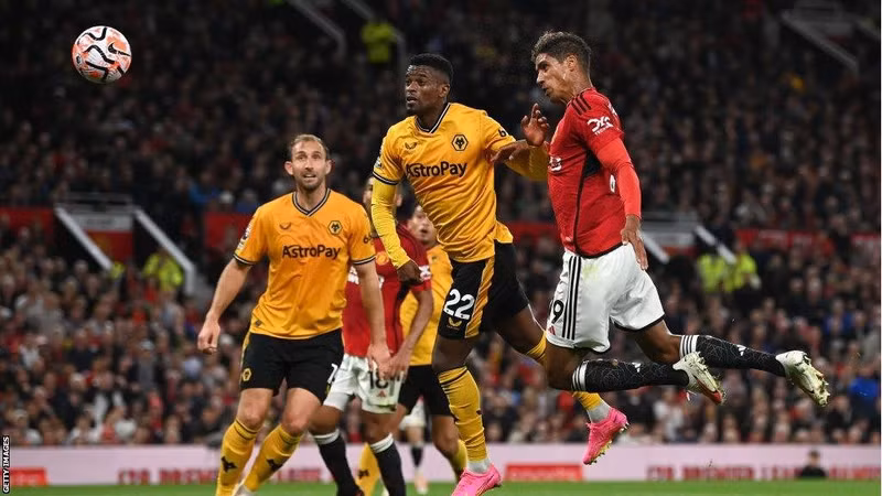 Wolves từng thắng 1-0 tại Old Trafford mùa trước, song họ chưa từng thắng liên tiếp các trận sân khách trước Man United ở giải VĐQG trong nhiều thập kỷ trở lại đây. 130799881-raphaelvarane.jpg