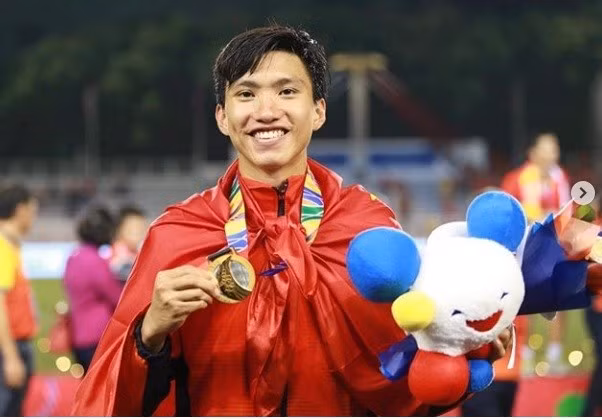 doan-van-hau-nong-tren-bao-ha-lan-heerenveen-vo-cung-tu-hao.jpg
