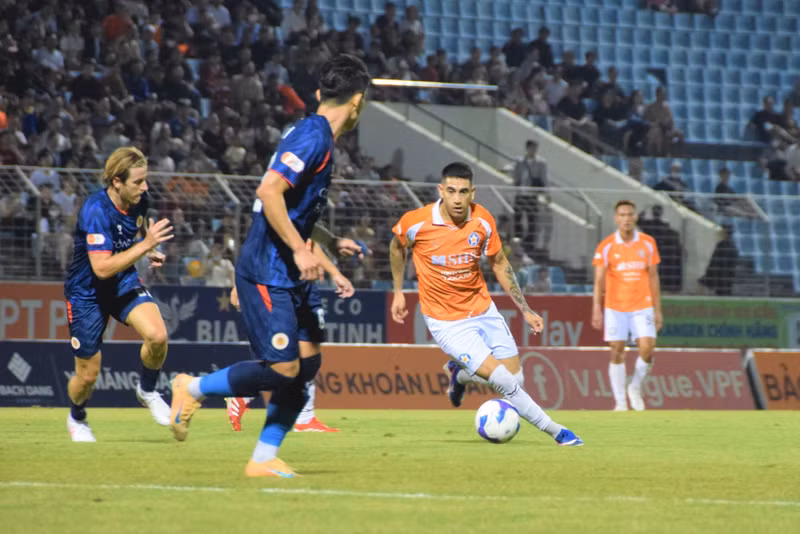 Ở vòng đấu này, SHB Đà Nẵng làm khách trên sân Hàng Đẫy của Hà Nội FC lúc 19h15 ngày 1/5. Ảnh: Nguyên Khang. s111.jpg