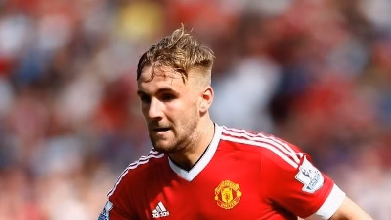 Dù từng trải qua thời gian dài làm bạn với chấn thương, Luke Shaw có mùa giải 2025/26 đầy ấn tượng. Anh ra sân trọn vẹn cả 38 trận tại Premier League, trở thành một trong số rất ít cầu thủ MU làm được điều này. muon-o-lai-man-utd-luke-shaw-phai-giam-luong-20260619070302.jpg