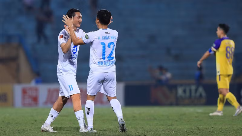 Về thành tích, Tuấn Anh vô địch V-League trong màu áo Nam Định hai mùa giải 2023/24 và 2024/25. Tuấn Anh cũng cùng đội bóng thành Nam đoạt Siêu cúp quốc gia năm 2024. tuan-anhhh-1712080981.jpg