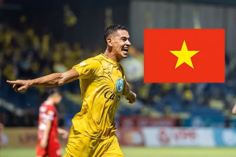 Trung vệ Đỗ Phi Long (tên cũ là Gustavo Sant’Ana) không thể ra sân vì án treo giò. 11-6938dca5c01bd.jpg