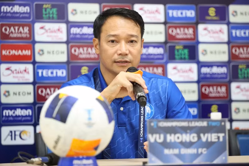 Ông Việt nhận định: "Tôi rất ấn tượng với tuyến giữa của Gamba Osaka. Họ sở hữu 2 tiền vệ trung tâm vô cùng chất lượng. Trên hàng công họ có tiền đạo nội mang áo số 7 cũng rất nguy hiểm. Đó là những cái tên mà chúng tôi cần lưu ý ở trận đấu tới." img-20241105-191833.jpg