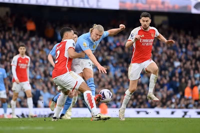 Dù thi đấu hay hơn, Arsenal chỉ có thể cầm hoà Man City với tỷ số 1-1. Haaland là người đưa đội khách vượt lên dẫn trước ở phút thi đấu thứ 9. Bàn gỡ của “Pháo thủ” đến từ Gabriel Martinelli ở phút thứ 90+3'. man-city-vs-arsena.jpg