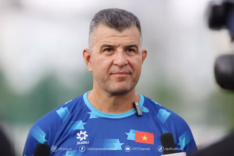 Theo Mạnh Quân, HLV Cristiano Roland là người giúp cho cầu thủ này từng bước phát triển sự nghiệp. ht5d8886.jpg