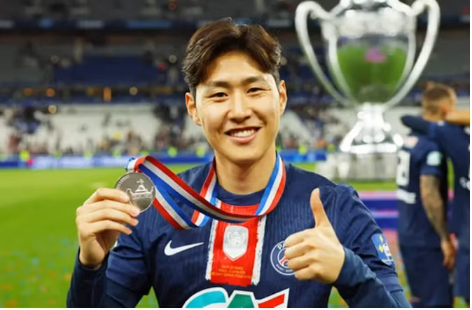 4. Tiền đạo người Hàn Quốc Lee Kang-in, hiện thi đấu cho PSG: 25 triệu euro. 00000000000000000000-6571.png