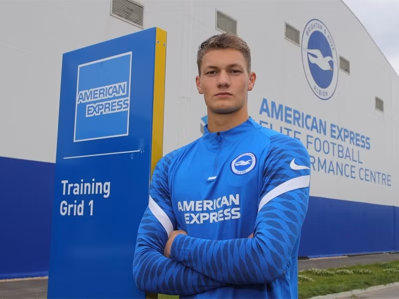 Kjell Scherpen cao 2,06m. 1-kjell-scherpen-ky-hop-dong-voi-brighton.jpg