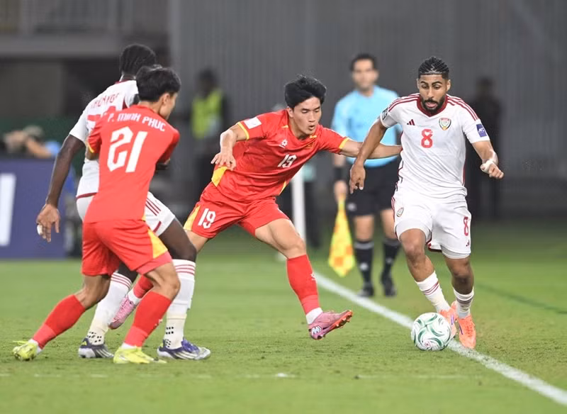 Trong đó, tiền đạo Đình Bắc là ngôi sao đáng chú ý nhất của U23 Việt Nam, với khả năng quấy phá hàng thủ của đối phương rất tốt. Đây chính là đầu tàu giúp U23 Việt Nam thẳng tiến trong thời gian qua. vn6.jpg