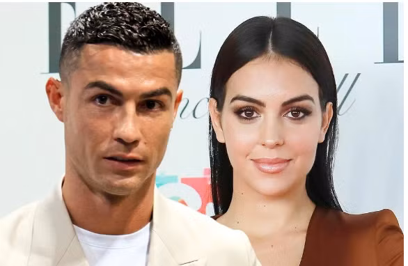 Ronaldo và Georgina đã ở bên nhau gần 10 năm trước khi chính thức thông báo đính hôn vào tháng 8 vừa qua. 0998767655.png