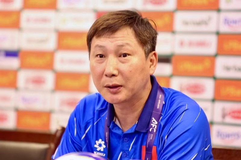 Như vậy, huấn luyện viên Kim Sang Sik sẽ tạm chia tay đội tuyển Việt Nam trong vòng 4 tháng. img-20250902-190105-2048x1365-68b6e532f415c.jpg