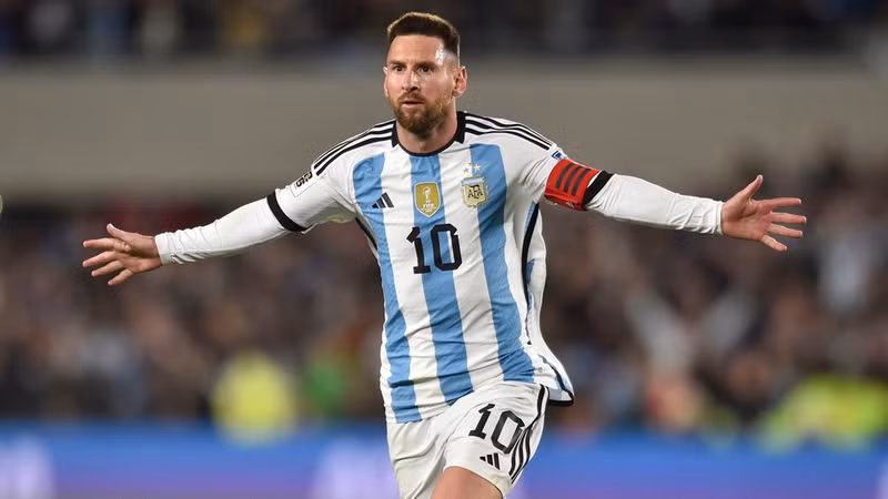 Tính tới thời điểm hiện tại, Messi đã đoạt 8 Quả bóng vàng, 6 chiếc giày vàng châu Âu và 8 lần được FIFA vinh danh là cầu thủ xuất sắc nhất thế giới. 230908103500-01-lionel-messi-argentina-ecuador.jpg