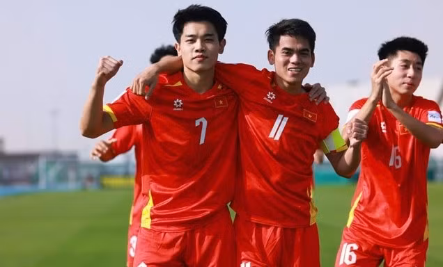 Sau khi có bàn mở tỷ số, Đình Bắc và các đồng đội thi đấu khá tự tin trước một U23 Jordan có thể hình cao to và tràn đầy sức mạnh. vcfbfgmghj-1767700995-777-width660height440.jpg