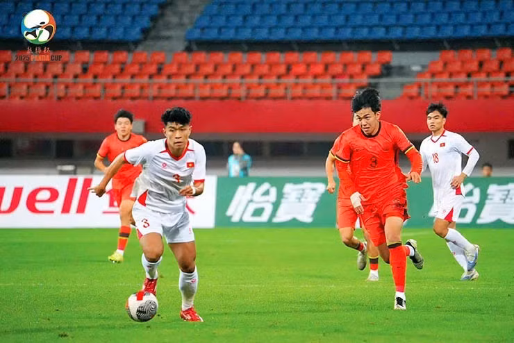 Kịch bản 1: U23 Việt Nam 2-1 U23 Trung Quốc. Việt Nam tấn công mạnh mẽ. U23 Trung Quốc phòng ngự chắc chắn, trận đấu rất hấp dẫn, với nhiều cơ hội cho Việt Nam nhưng Trung Quốc cũng sẽ gây khó khăn cho đối thủ. u22-vi-t-nam-vs-u22-trung-qu-c-4-copy-1762956354-745-width740height494.jpg