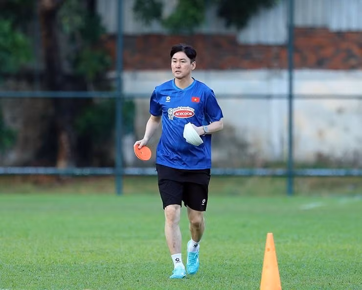 Trước thềm trận bán kết SEA Games 33, HLV Kim Sang Sik nhận tin kém vui khi trợ lý Lee Jung Soo bị treo quyền chỉ đạo do đã nhận đủ 2 thẻ vàng từ đầu giải. vn-5-1741779681-298-width740height592-693cb0791c3a1.jpg