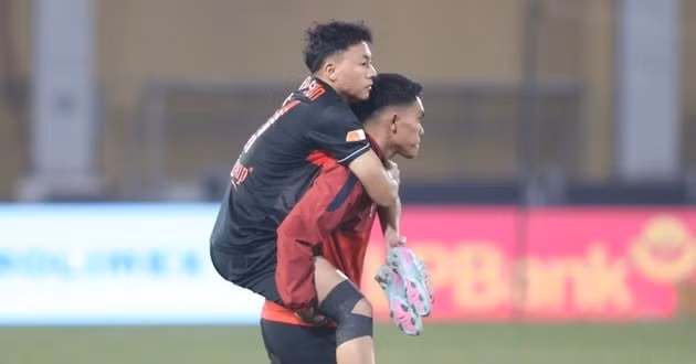 Thua trận, Ninh Bình FC còn tổn thất lực lượng khi tiền vệ tân binh Nguyễn Thái Sơn chấn thương nặng. img-a39a5755.jpg