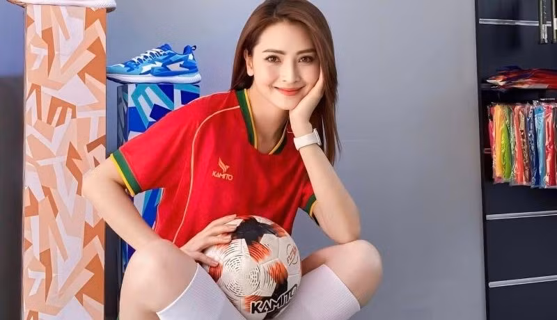 Huyền Trang sở hữu gương mặt khả ái vóc dáng quyến rũ, tựa người hâm mộ. mc-mu-tat-4.jpg