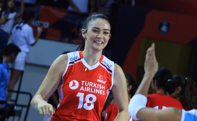 Ở cấp độ câu lạc bộ, Zehra Gunes là thành viên của VakifBank Spor Kulubu – đội bóng thống trị giải VĐQG bóng chuyền nữ Thổ Nhĩ Kỳ 4 mùa giải liên tiếp. 1-16309830270171644429315.jpg