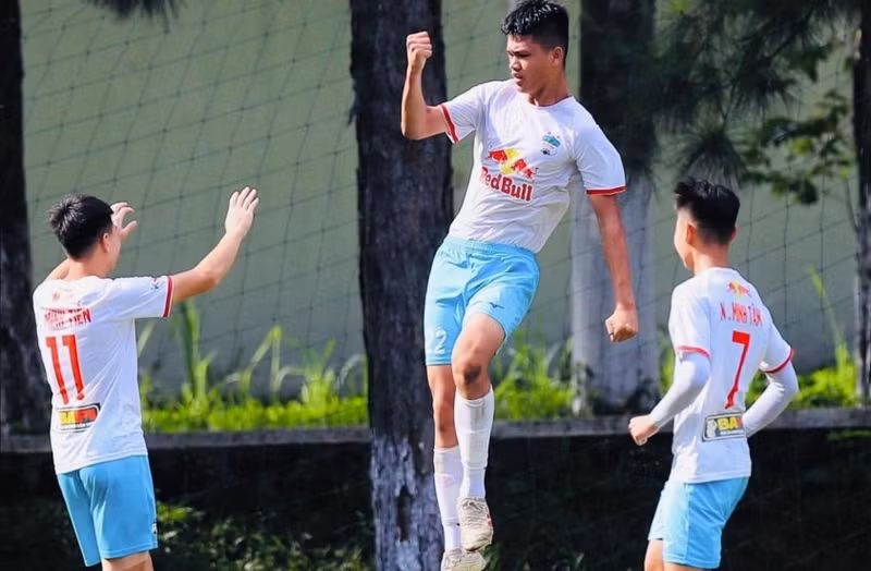 Trang Asean Football mô tả Quang Kiệt là “viên ngọc thô” đang được mài giũa tại V-League: “Tài năng trẻ đang lên của Hoàng Anh Gia Lai, Đinh Quang Kiệt (sinh năm 2007), đang gây ấn tượng mạnh tại Việt Nam!. img-4ce5eb13.jpg