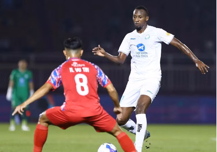 Phong độ ấn tượng của Caio Cesar cũng là một trong những yếu tố then chốt giúp Nam Định FC dẫn đầu bảng B với thành tích bất bại. 000000000000000.png