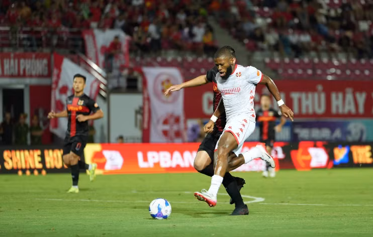 Fred Friday cao 1m87, sở hữu lối chơi máu lửa, hiệu quả... sẽ là sự thay thế hoàn hảo cho Dos Anjos mới gặp chấn thương và dự kiến phải mất thời gian dài để có thể trở lại thi đấu. 99999999999999999999999999999.png