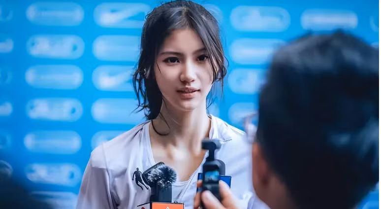 Ngoài đời, Hạ Tư Ngưng theo đuổi phong cách năng động, trẻ trung đúng lứa tuổi. 444.png