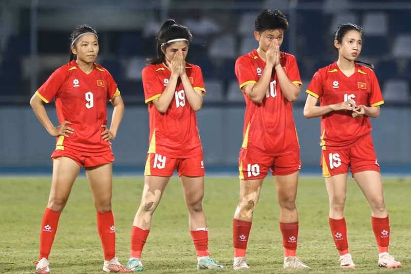 trong-tai-chanthavong-phutsavan-tuoc-mat-hcv-cua-tuyen-nu-viet-nam-20251218-dnplus-6.jpg