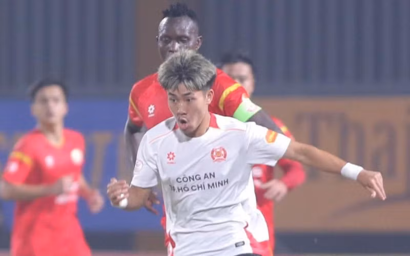 viet-kieu-ngo-dang-khoa-toa-sang-tai-v-league-loi-chao-gui-hlv-kim-sang-sik.jpg